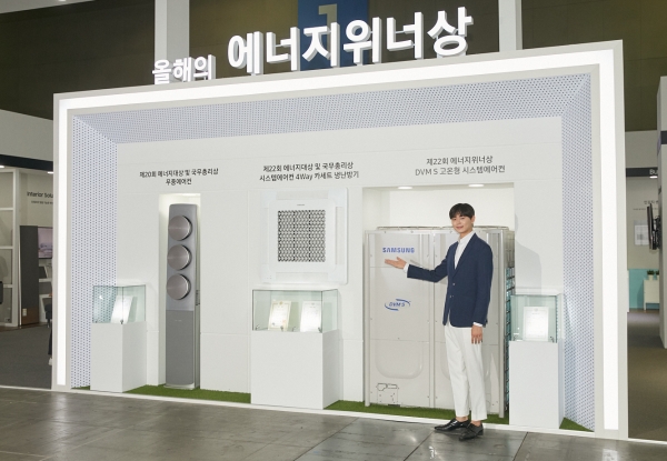 삼성전자가 지난 2019 대한민국 에너지대전에서 선보인 시스템에어컨 4Way 카세트 냉난방기와 DVM-S 고온형 시스템에어컨. (사진=삼성전자).