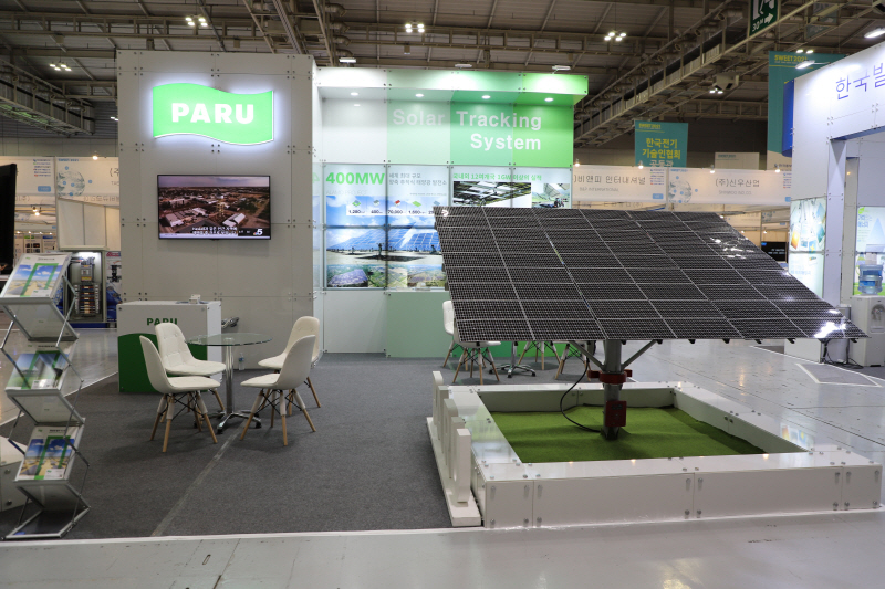 태양광 전문업체 파루가 지난 7월 광주 김대중컨벤션센터에서 개최된 ‘SWEET 전시회’에서 선보인 ‘인공지능 태양광 트래커’. (사진=파루 제공)