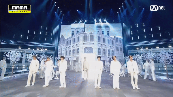 지난해 '2020 MAMA'의 마지막 곡 ‘LIFE GOES ON’ 무대에서는 어깨 수술 회복으로 불참한 방탄소년단(BTS)의 멤버 ‘슈가’가 가상으로 등장, 7인 완전체의 무대를 선보이며 전 세계 팬들을 기쁘게 했다. (사진=Mnet).