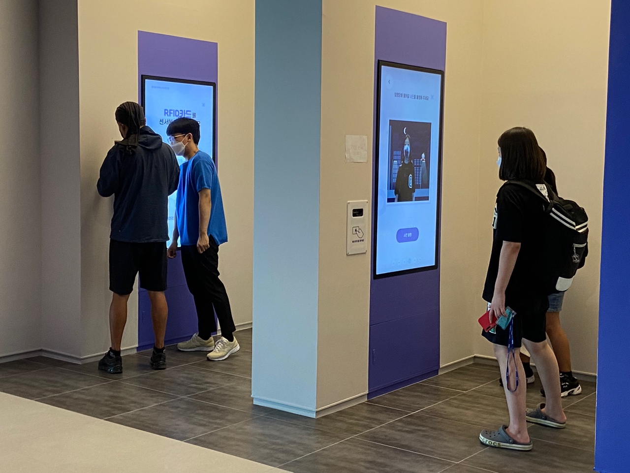 체험을 다 마친 관람객들은 마지막 코스로 자신의 얼굴이 담긴 임명장을 받을 수 있다. 이 임명장은 종이로 프린트되지 않고, QR코드로 전송받아 자신의 스마트폰으로 다운로드 할 수 있다. (사진=박혜섭 기자).