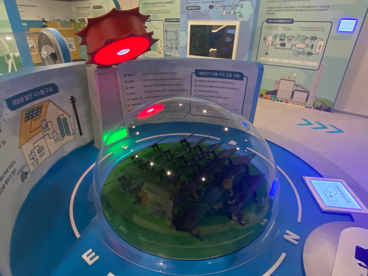 해설을 맡은 한전 측 가이더가 ID카드를 인식하자 태양광 원리를 설명하는 기기가 움직이기 시작했다. (사진=박혜섭 기자).