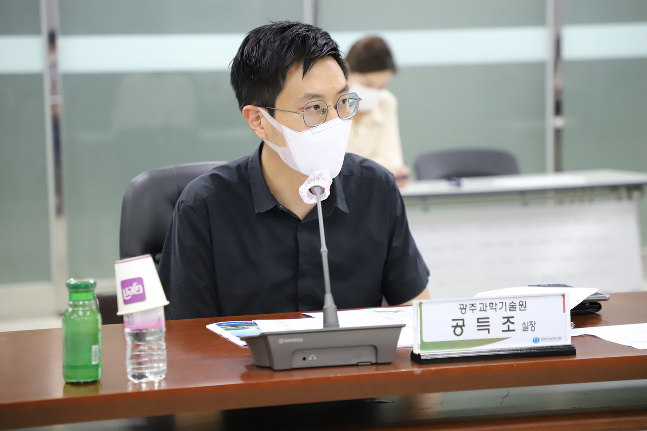 공득조 GIST AI연구소 실장은 광주 AI 산업 성공을 담보하고 있는 AI 인력 양성에 대해 석·박사급 인재 양성을 늘려 양질의 인력을 많이 배출해야한다고 이야기 했다. 사진은 9월 29일 열린  ‘광주 인공지능산업 정책협력 유관기관 간담회’ 참여해 AI 경쟁력 제고에 대한 방안을 제시하고 있는 모습. (사진=구아현 기자).