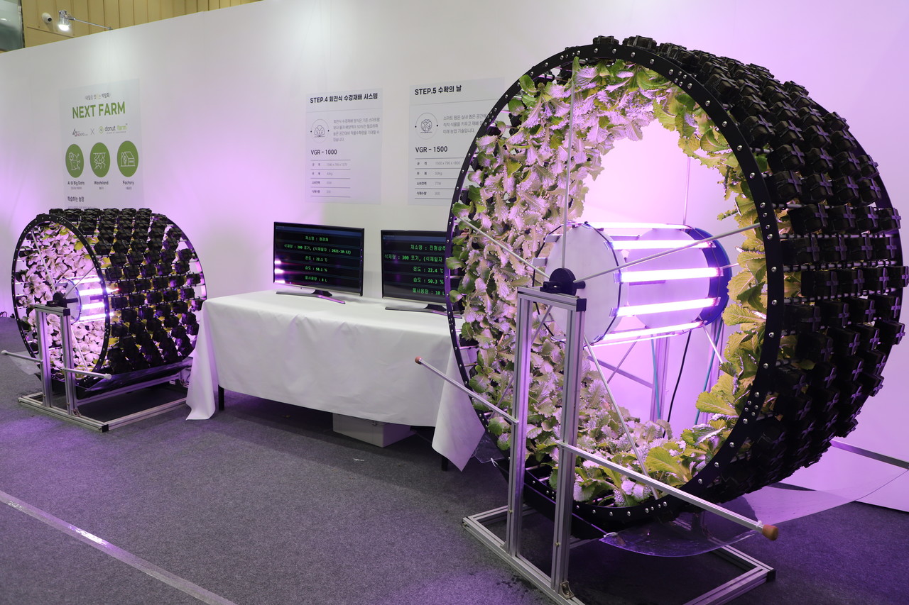 도넛팜의 LED 조명 기반 친환경 수경재배 기계. (사진=박혜섭 기자).