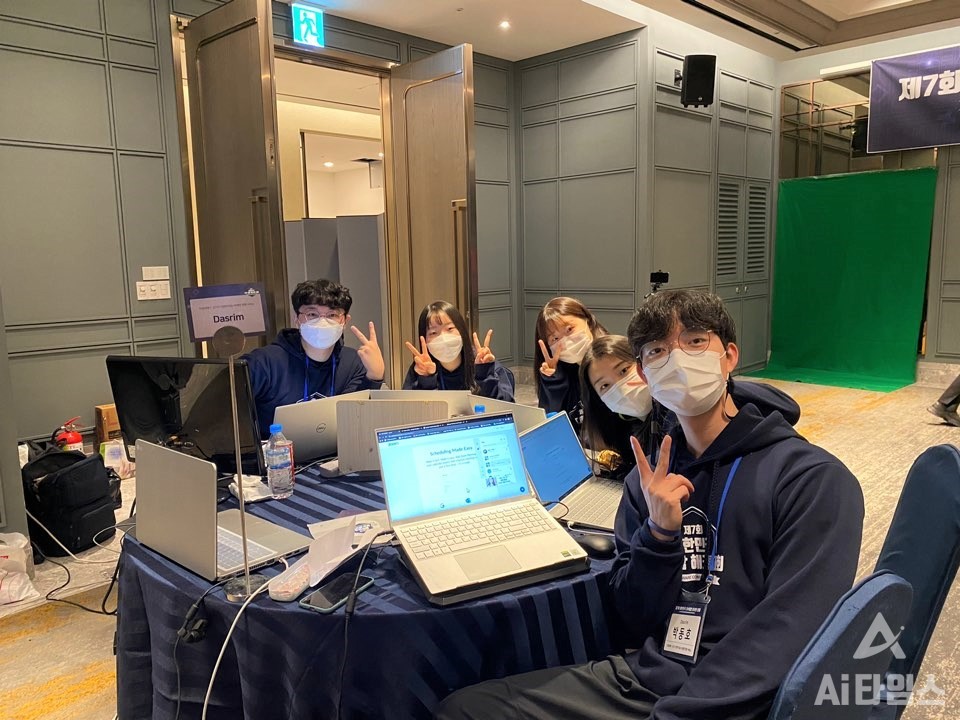 광주인공지능사관학교 1기 교육생(양창원‧서예지‧박동호‧이희진‧유세빈)으로 구성된 ‘Dasrim팀’이 지난해 열린 제7회 ‘SW 융합 해커톤 대회’에서 대상을 차지했다. (사진=Dasrim팀 제공).