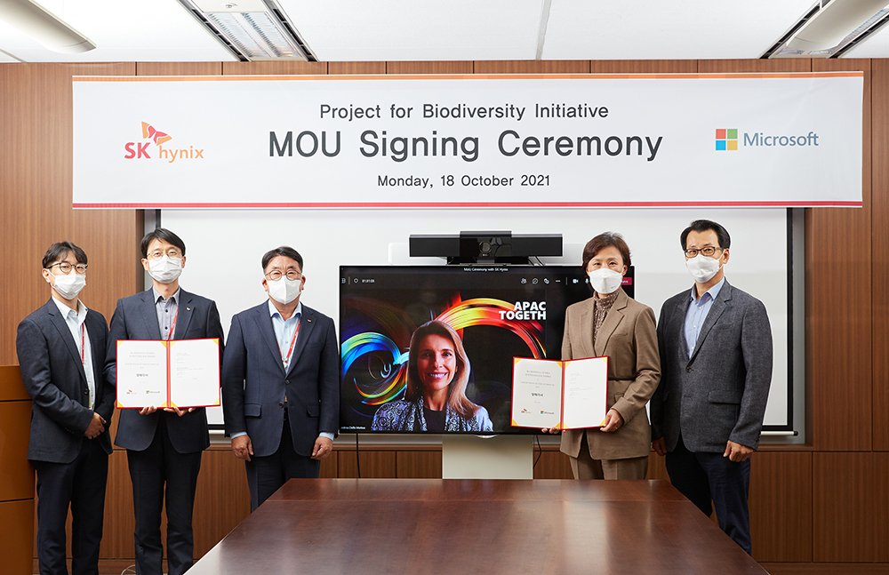  (왼쪽부터) SK하이닉스 SV전략 조성봉 팀장, SK하이닉스 지속경영담당 김윤욱 부사장, SK하이닉스 대외협력총괄 김동섭 사장, 마이크로소프트 아시아 태평양 지역 안드레아 델라 마테아(Andrea Della Mattea) 사장, 한국마이크로소프트 이지은 대표, 한국마이크로소프트 김원태 부문장. (사진=SK하이닉스)