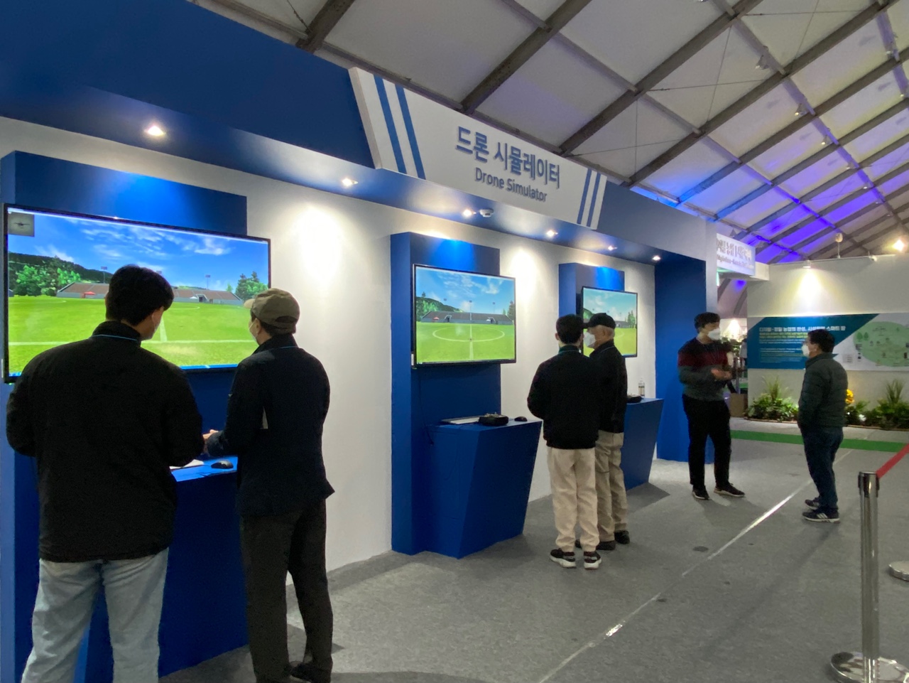 드론이 익숙치 않은 고령층 농업인도, 젊은 세대들도 모두 관심을 보인 드론 시뮬레이터 현장. (사진=박혜섭 기자). 