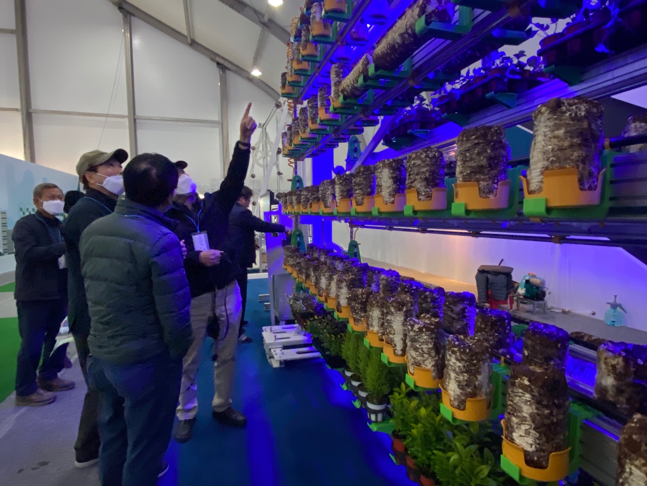 많은 농업인들이 발걸음을 멈추고 한국도시농업주식회사의 버섯재배농법에 관심을 보였다. (사진=박혜섭 기자). 