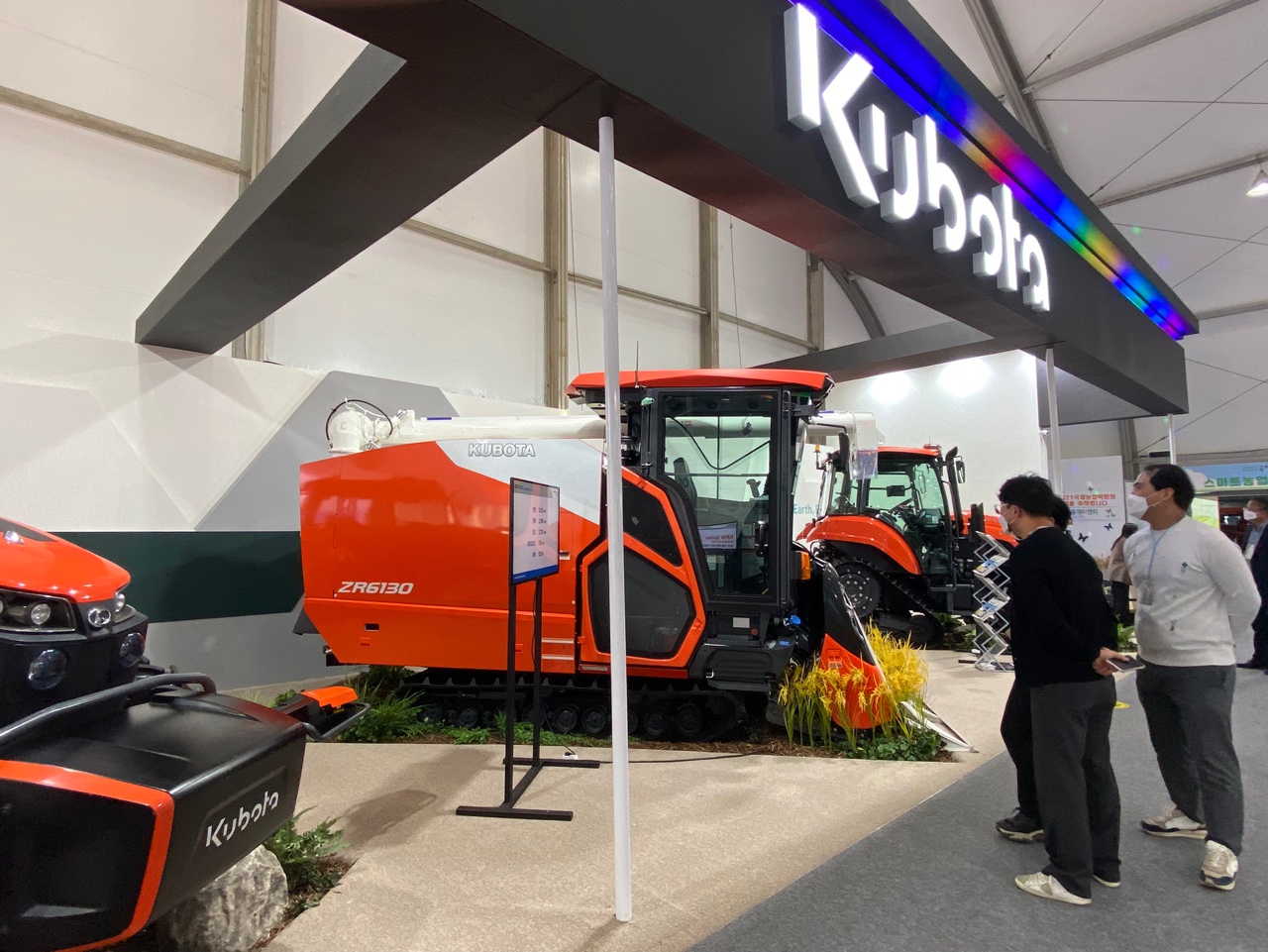 글로벌 농기계 기업 구보다는 스마트농업2관 입구부터 중간까지 넓은 자리를 차지하고 자사 다양한 농기계를 선보인다. (사진=박혜섭 기자). 