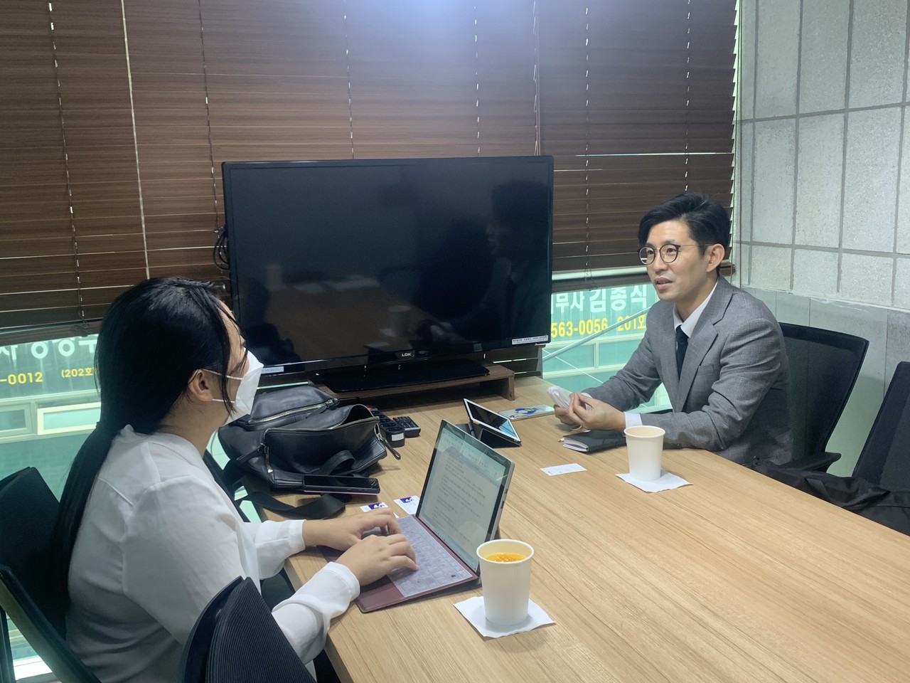 인터뷰 중인 시야인사이트 임형준 대표(오른쪽)와 박성은 기자(왼쪽)(사진=시야인사이트)