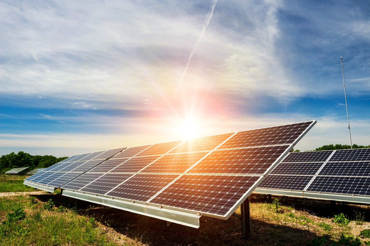 나주시는 최근 3년 연속 신재생에너지 보급분야 국가공모사업에 선정되면서 오는 2022년부터 원도심 지역에 총 전력량 894kw규모의 태양광 260개소와 총 면적 1234㎡의 태양열 120개소를 설치·지원할 계획이다. (사진=셔터스톡). 