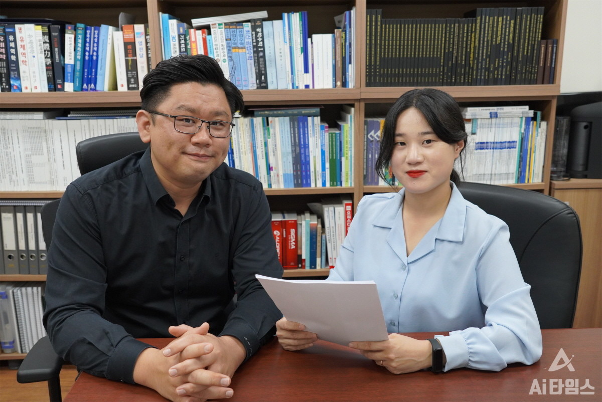 전남대학교의 강현욱 기계공학부 교수(교신저자)와 김나경 박사과정생(제1저자). (사진=전남대학교 제공).