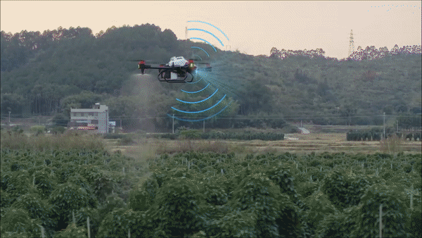 고도인식 기능이 탑재된 지페이 드론은 지형지물을 인식해 충돌 없이 안전한 비행이 가능하다.  (사진=XAG Drone Chile 유튜브).