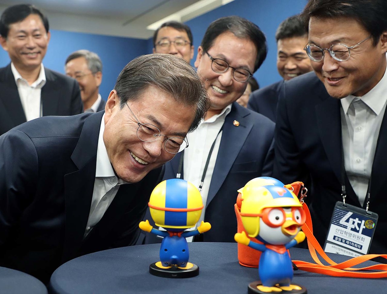 문재인 대통령이 지난 2017년 10월 11일 서울 상암동 에스플렉스센터에서 열린 4차산업혁명위원회 출범식 및 1차회의에 앞서 어린이들의 대통령으로 불리는 '뽀로로'의 인공지능(AI) 로봇 '뽀로롯'과 이야기를 나누고 있다. (사진=뉴스1 제공).