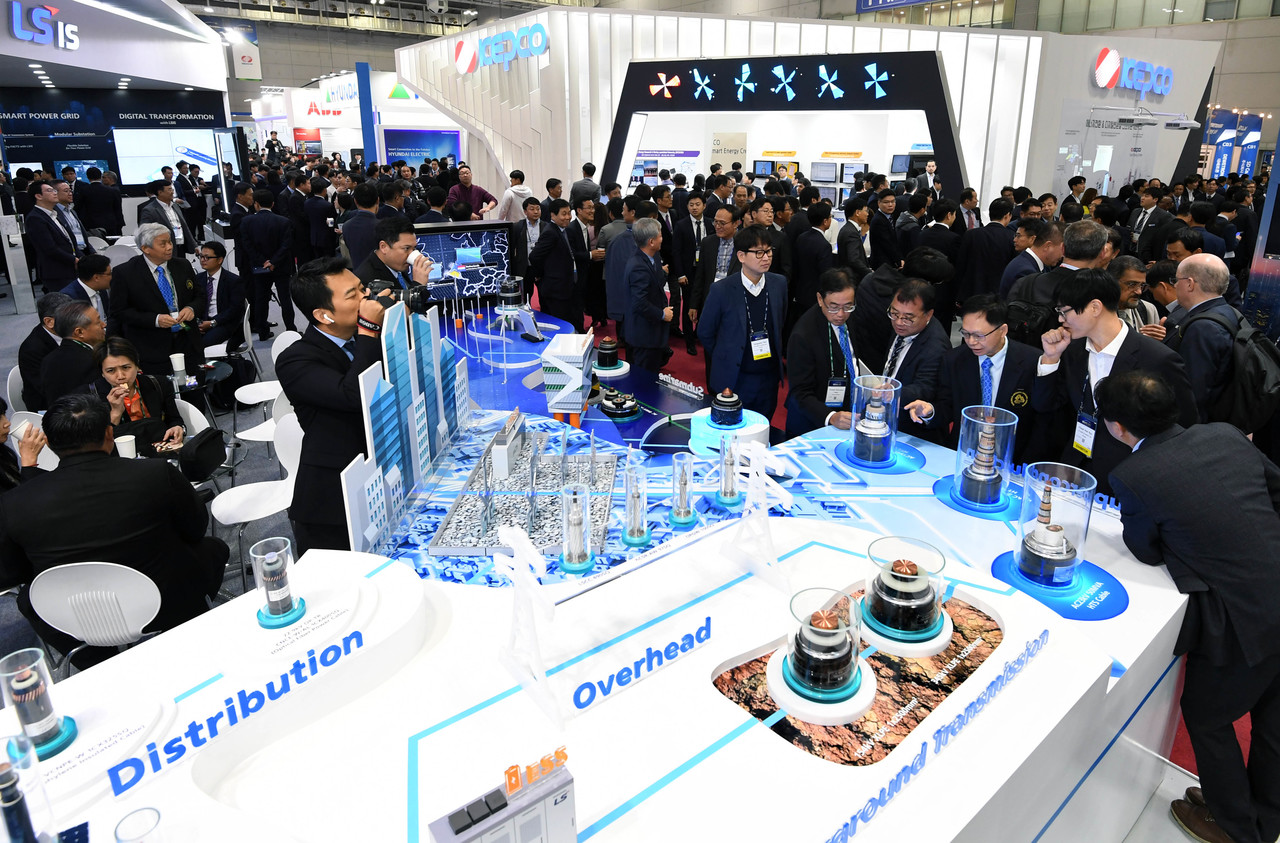 한국전력이 오는 11월 10일부터 12일까지 김대중컨벤션센터에서 ‘빛가람 국제전력기술 엑스포 2021(BIXPO2021)’을 개최한다. 위 이미지는 지난 2019년 BIXPO 현장. (사진=한국전력 제공).  
