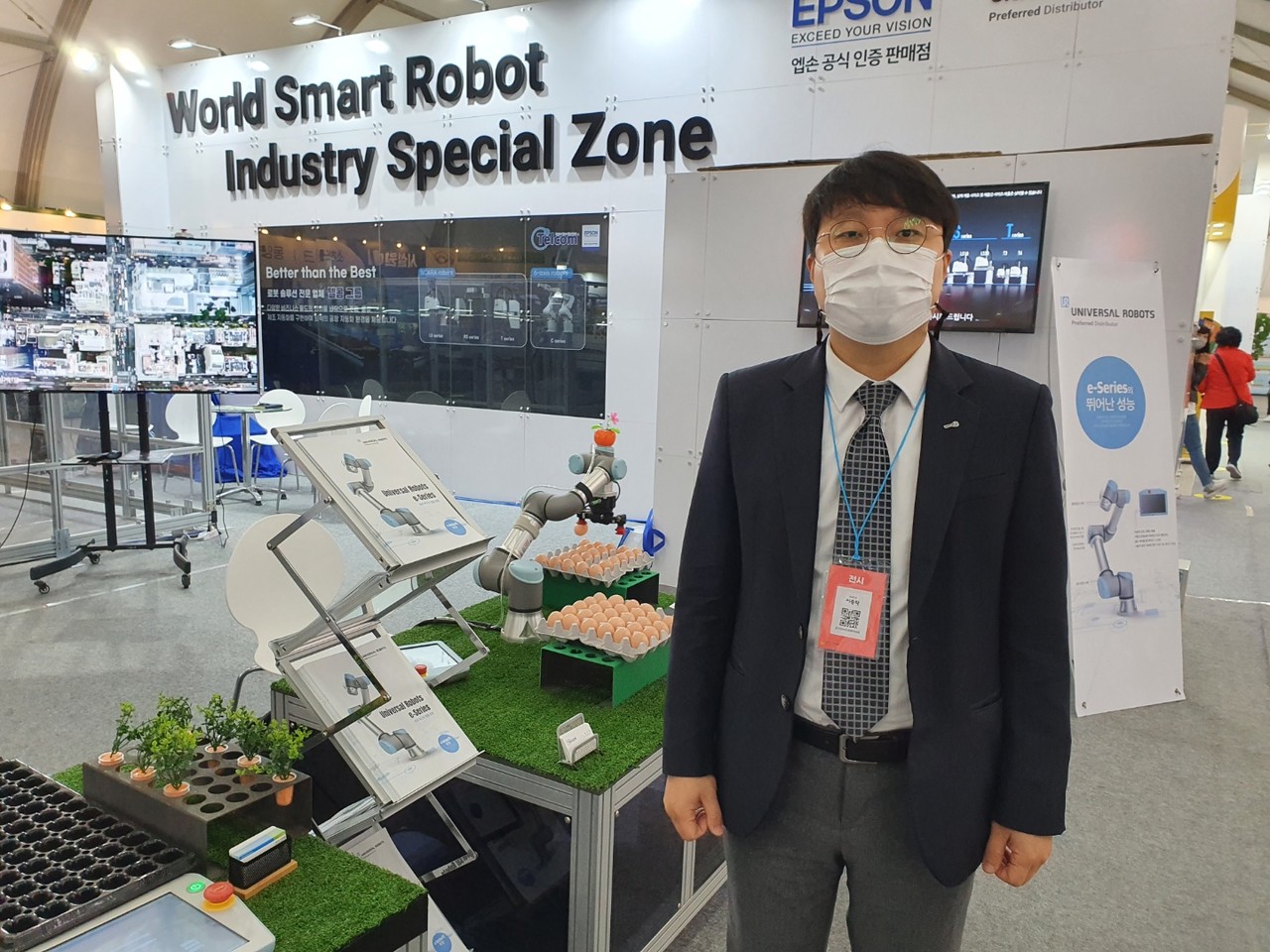      국제농업박람회 부스에 참여한 텔콤그룹 이충락 팀장 (사진=나호정 기자).
