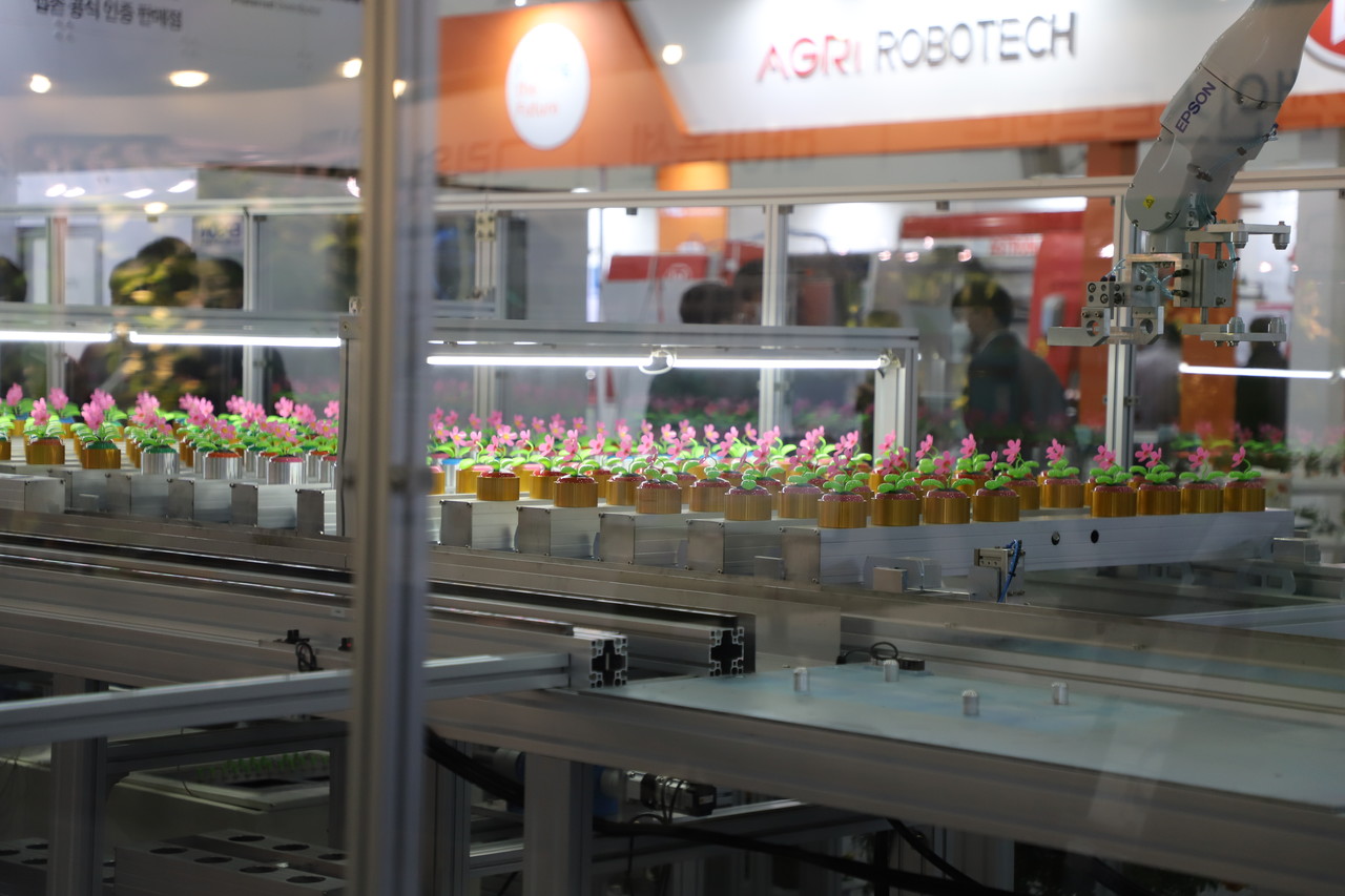 텔콤그룹이 선보인 '농작물 재배 자동 시스템' 생산라인 (사진=나호정 기자).