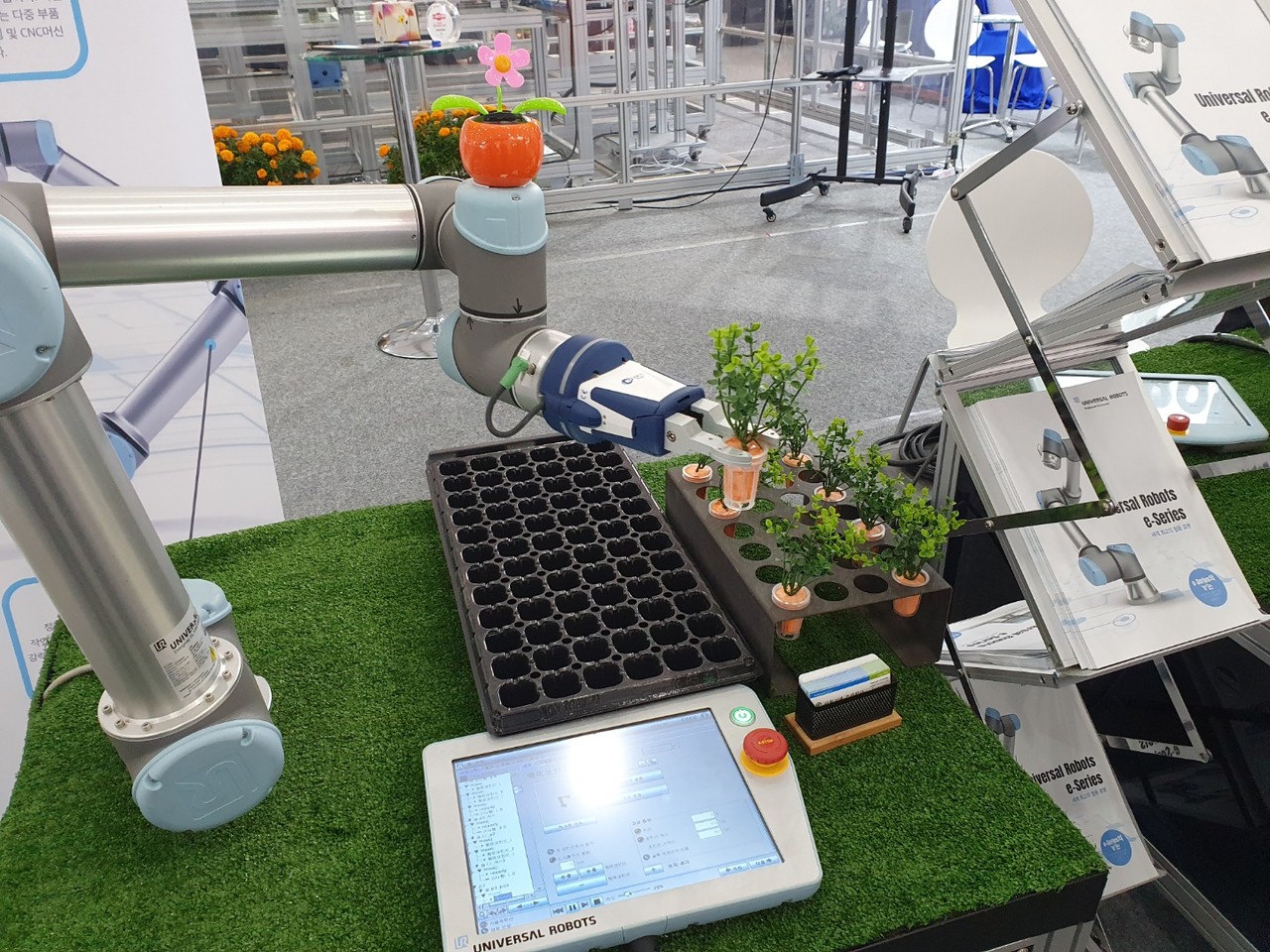 협동로봇이 운반 노동을 사람을 대신하여 하고 있다. (사진=나호정 기자).