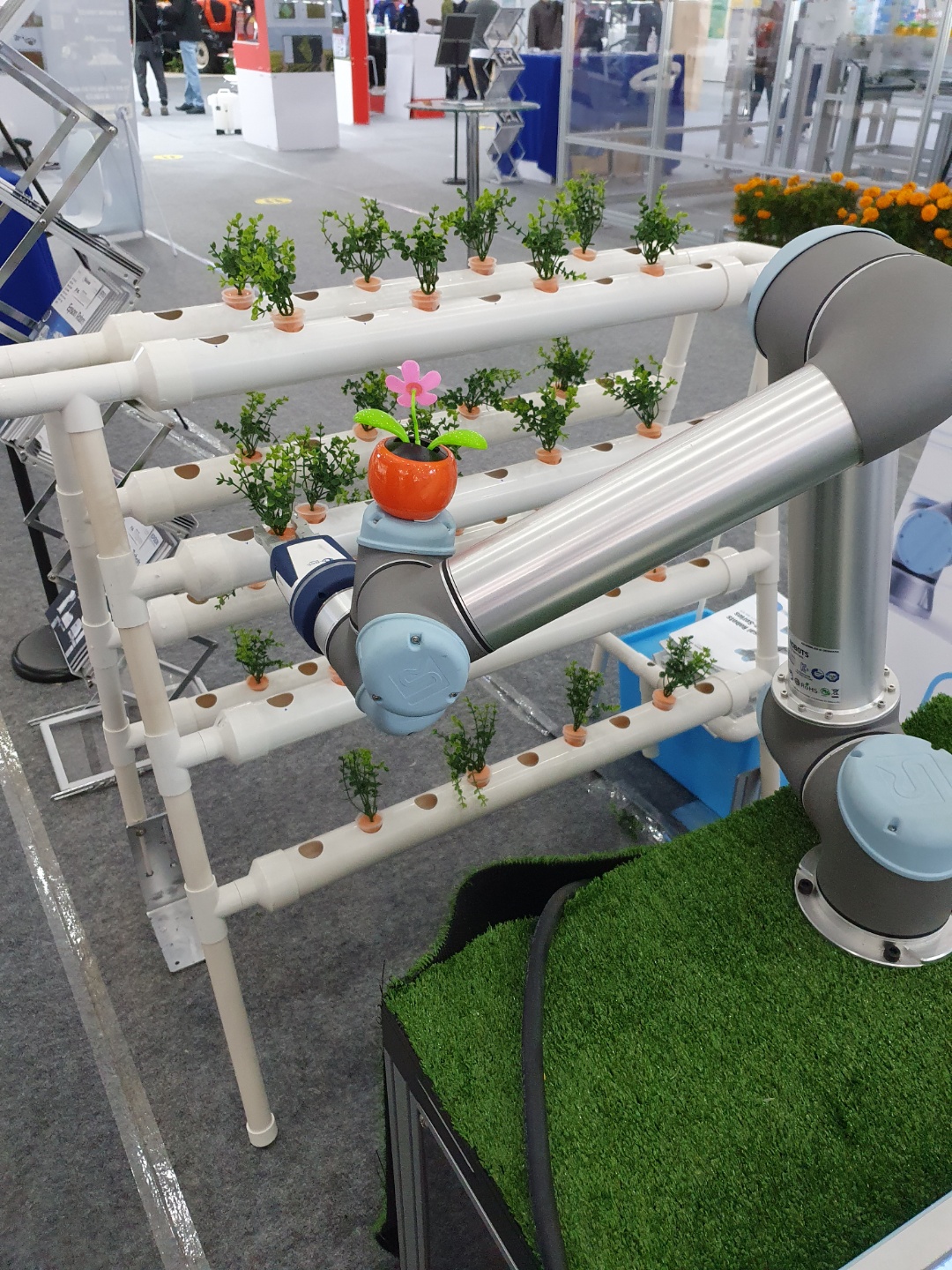 협동로봇이 운반 노동을 사람을 대신하여 하고 있다. (사진=나호정 기자)