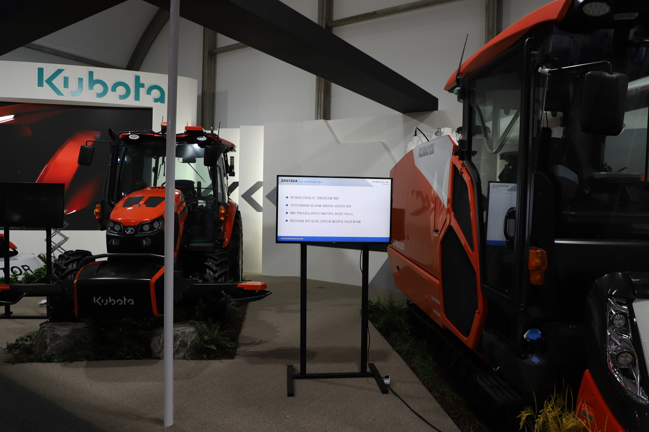 한국구보다의 자율주행 농기계가 부스에 전시되어 있다. (사진=나호정 기자).