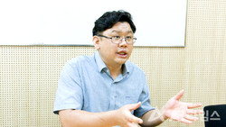 사진은 강 교수가 지난해 7월 AI타임스와 인터뷰를 진행하는 모습.