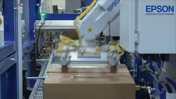 앱손의 6축 로봇이 감각센서를 이용해 물건을 옮기고 있다. ​(영상=Epson Korea 공식유튜브 채널).