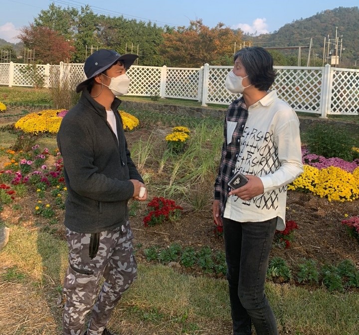 박람회를 마친 뒤 양선옥 전시팀장이 직원과 함께 이야기를 나누고 있다. (사진=나호정 기자).