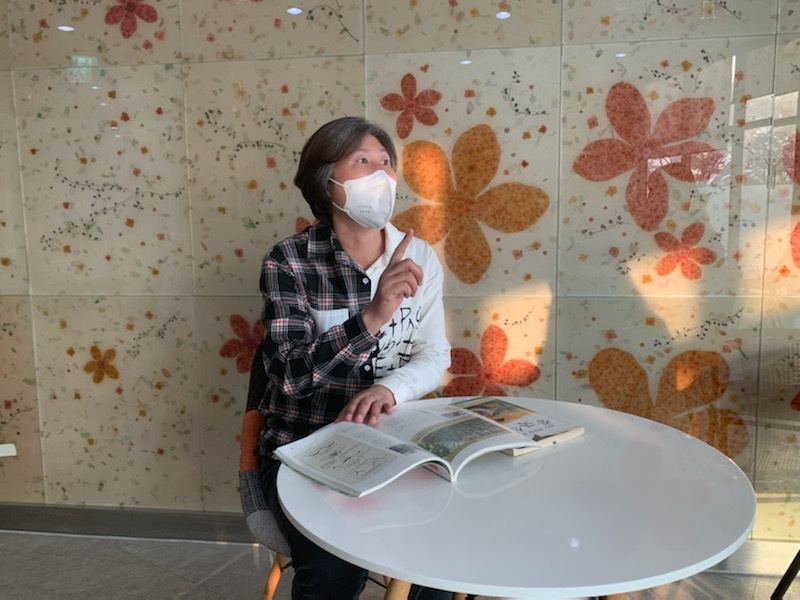 취재진에게 양선옥 전시팀장이 향후 행사 목표에 대한 이야기를 하고 있다. (사진=나호정 기자).