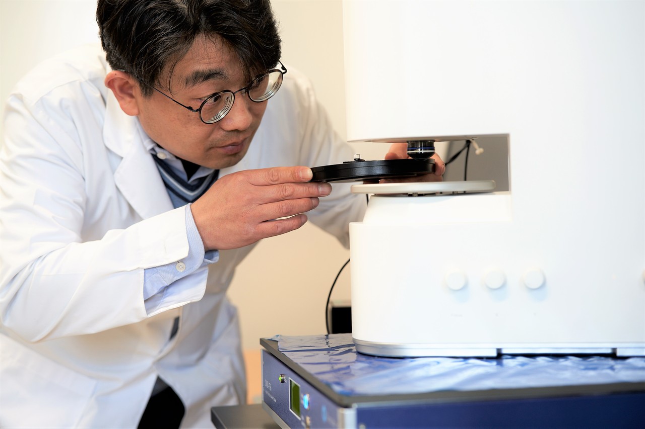 AI로 세포 내부 물질을 정량화 연구 성과 관련 실험중인 이성수 박사. (출처=한국기초과학지원연구원)