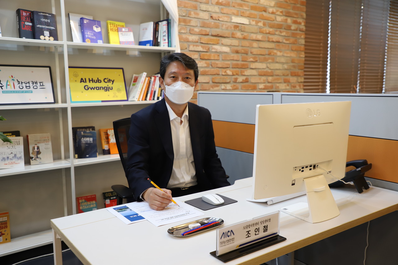 조인철 문화경제부시장이 일일 센터장 책상에서 포즈를 취하고 있다. (사진=박혜섭 기자).