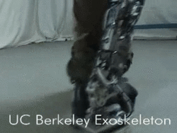 미국 버클리대 연구팀이 국방용으로 개발한 입는 로봇. (영상=JohnnyBoooy 01 유튜브).