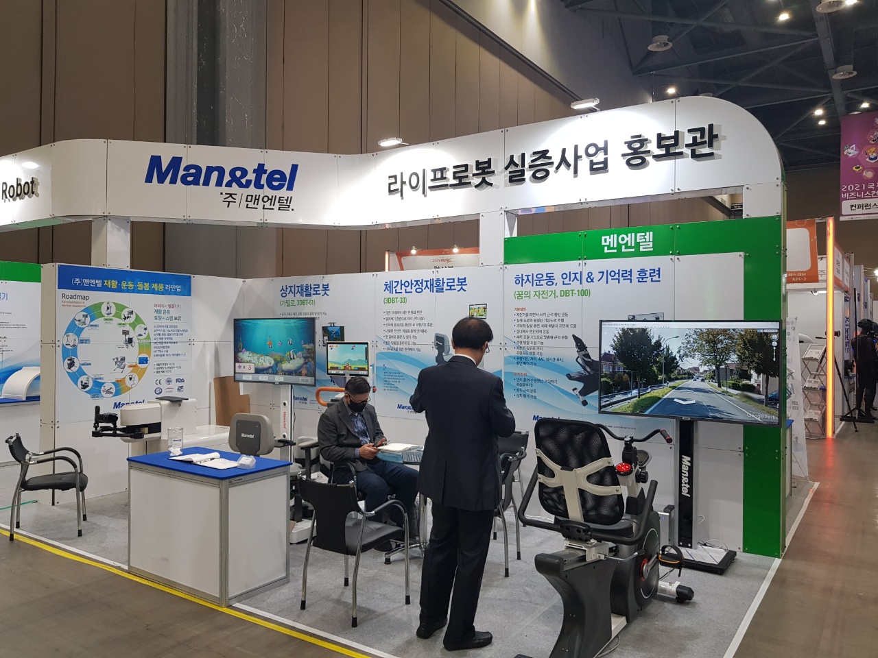 테크노파크의 라이프로봇 실증사업 지원을 받아 '2021 로보월드'에 참가한 Man&tel(맨엔텔) 전시 부스. (사진=광주테크노파크 제공).