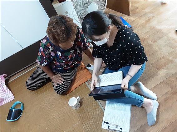 광주광역시 서구가 인공지능과 사물인터넷을 활용해 스마트 어르신 돌봄 체계를 구축하고 있다. 사진은 광주 서구청 관계자가 홀몸 어르신을 직접 찾아 애로사항을 듣고 있는 모습. 영구임대아파트에 거주하는 한 어르신은 “문턱에 넘어져서 몇 달째 팔을 못쓰고 있는데 서구청에서 문턱을 없애주고 화장실도 고쳐줘서 생활이 너무 편리해졌다”며 감사의 말을 전했다. (사진=광주 서구청 제공).