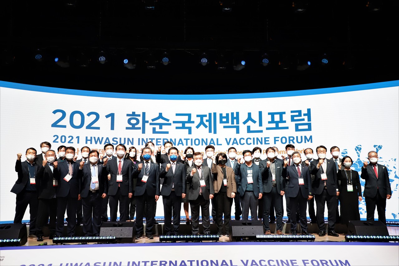 4일 전남 화순 하니움문화스포츠센터서 개최한 '2021 화순국제백신포럼'에 김영록 전남도지사와 구충곤 화순군수, 신정훈 국회의원, 이강호 백신글로벌허브화추진단장 등 관계자들이 무대에 올라 포즈를 취하고 있다. (사진=박혜섭 기자).