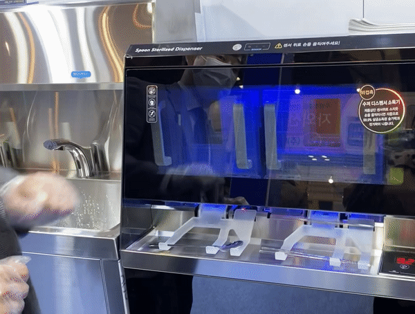 수저 UV 디스펜서 (영상=김미정 기자/편집=김미정 기자)