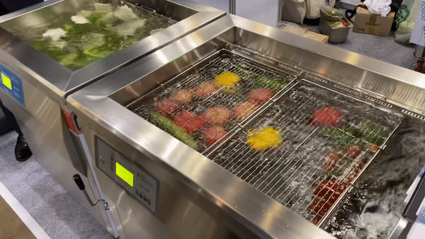 초음파로 세척 중인 기기 (영상=김미정 기자/편집=김미정 기자)