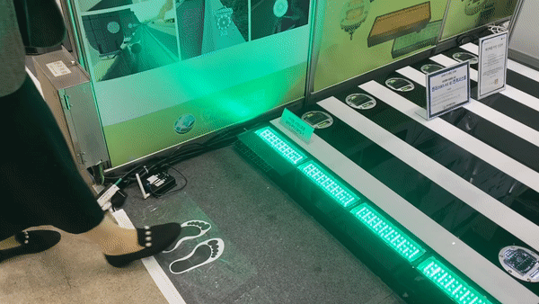 길을 건너기 위해 횡단보도 근처에 발을 갖다 대면 주변에서 빛이 들어온다 (영상=김미정 기자/편집=김미정 기자)