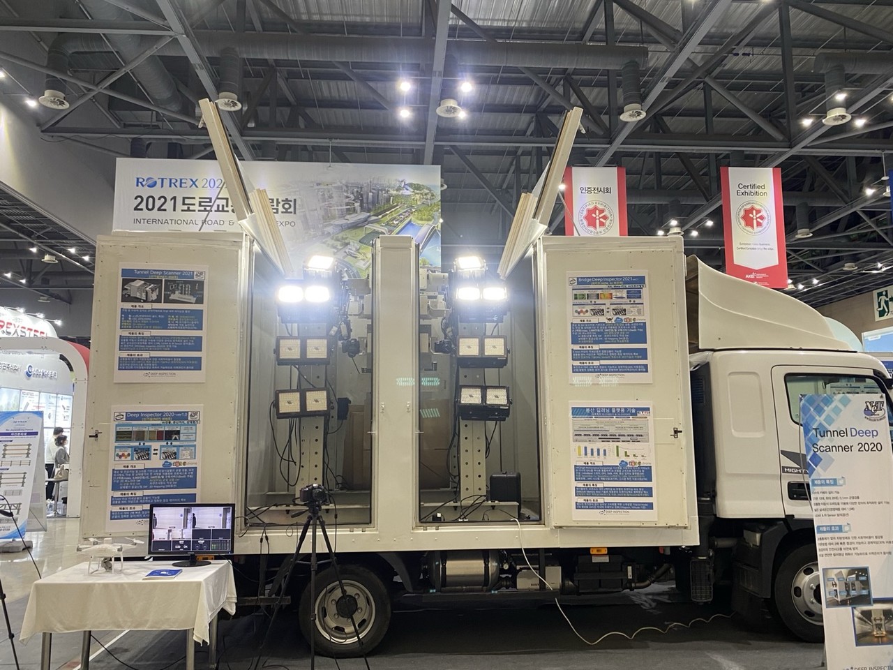 균열 측정에 사용하는 장비 트럭. (사진=김미정 기자)