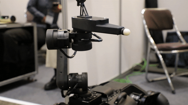 행사 부스에서 배관 점검 로봇이 검사를 시연하고 있다. (사진=나호정 기자).