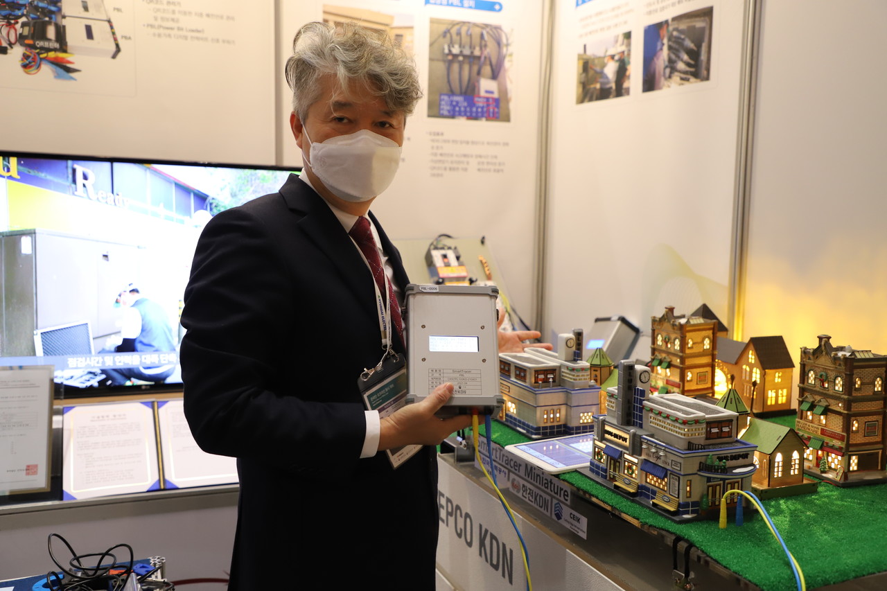 스마트 트레이서를 개발한 한전KDN 박상영 차장이 설명하고 있다. (사진=나호정 기자).