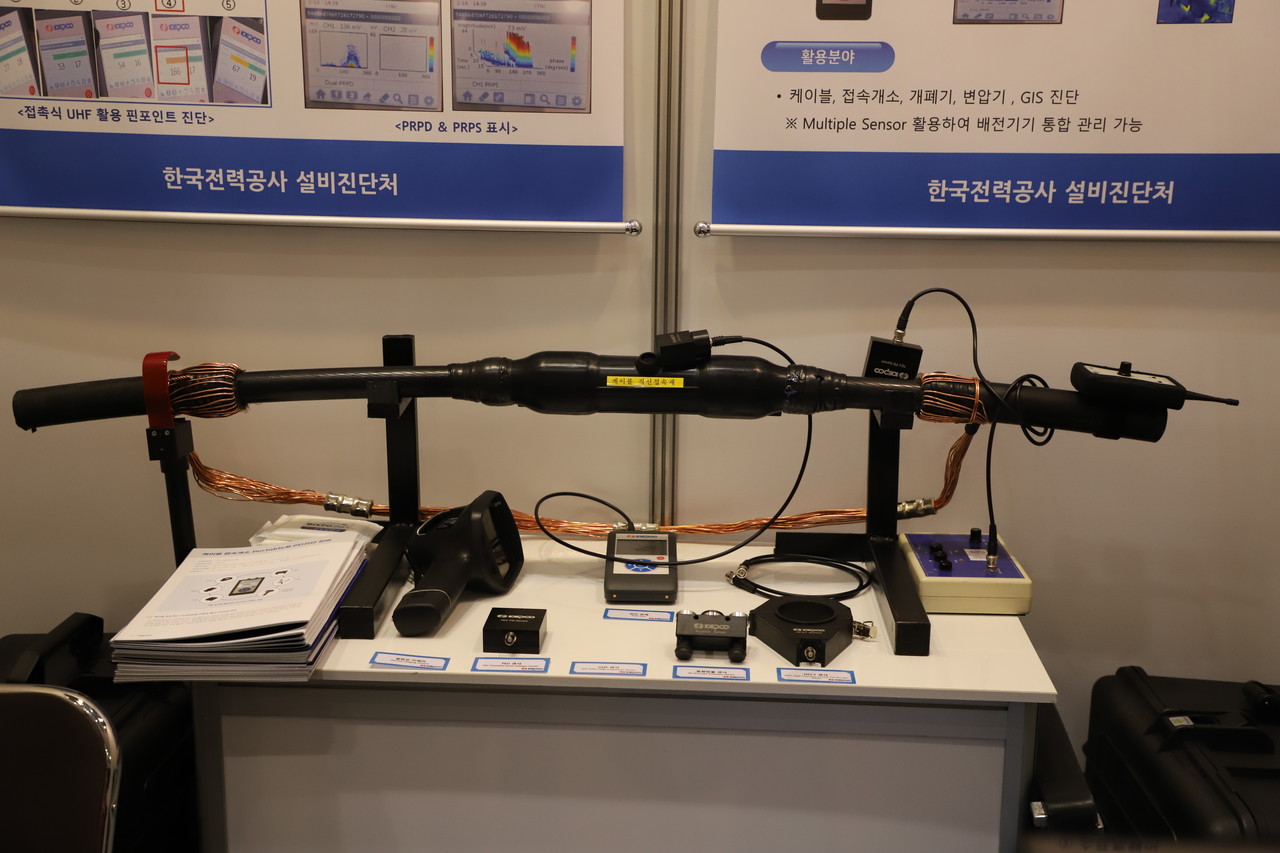 부분방전(PD) 진단포터블이 접속재를 점검하는 구조 (사진=나호정 기자).