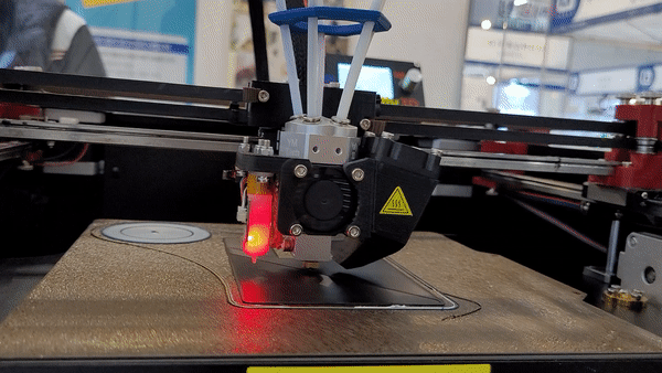 얄리3D 부스 내 3D 프린터가 일사분란하게 움직이고 있는 모습. (사진=유형동 기자). 
