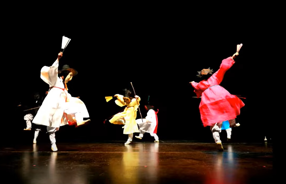 '비비런'에 등장하는 '비비'는 고성오광대탈춤 넷째 마당에 나오는 상상의 동물이다. 국가지정 중요무형문화재 제7호 ‘고성오광대’ 춤사위.  (자료=허창렬 고성오광대탈놀이 전수자).