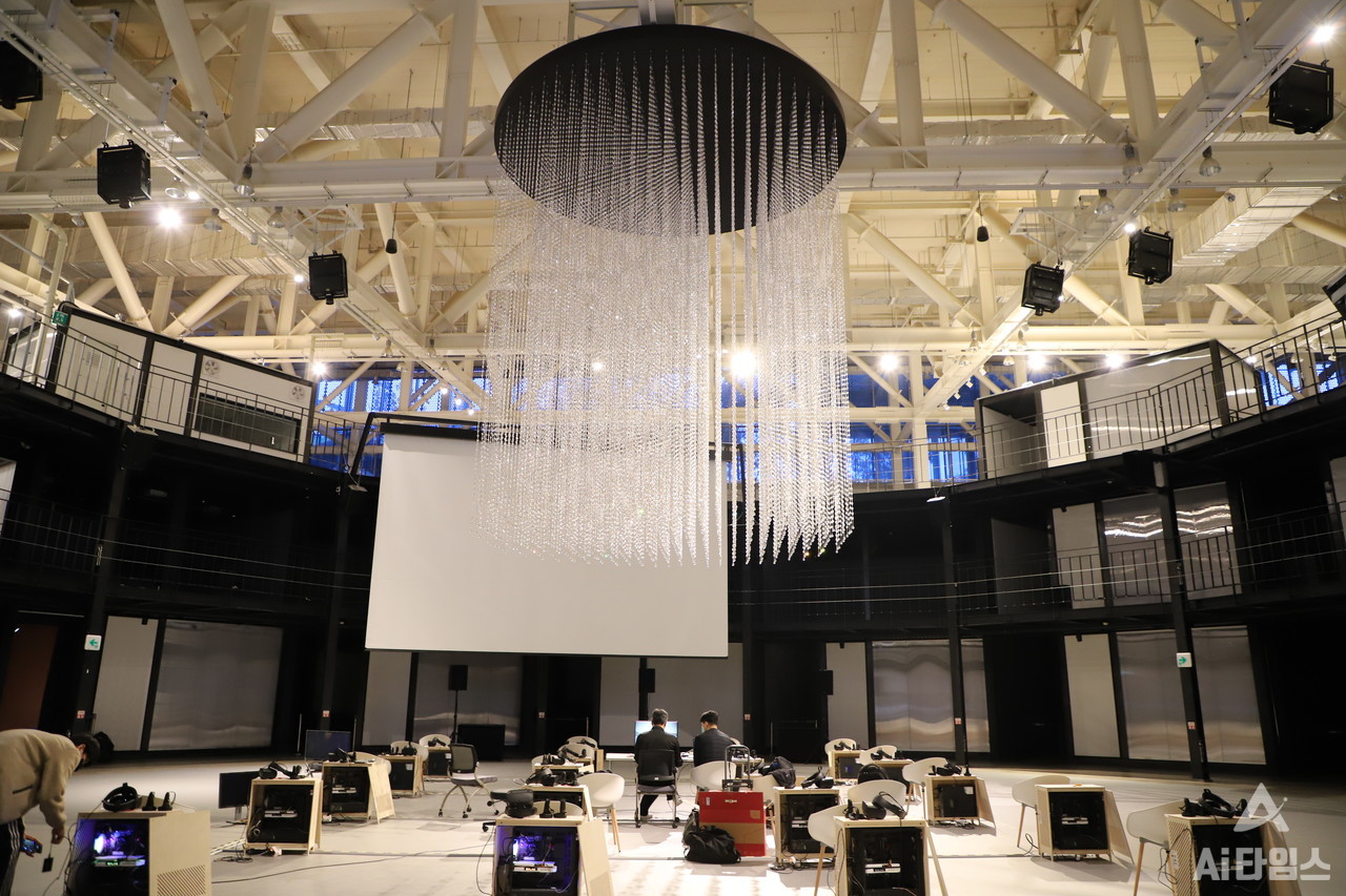 국립아시아문화전당(ACC)에서 문화창조원 복합2관에서 12월 22일까지 펼쳐지는 실감 라이브 체험공연 '비비런' 의 관객석 무대. (사진=나호정 기자). 