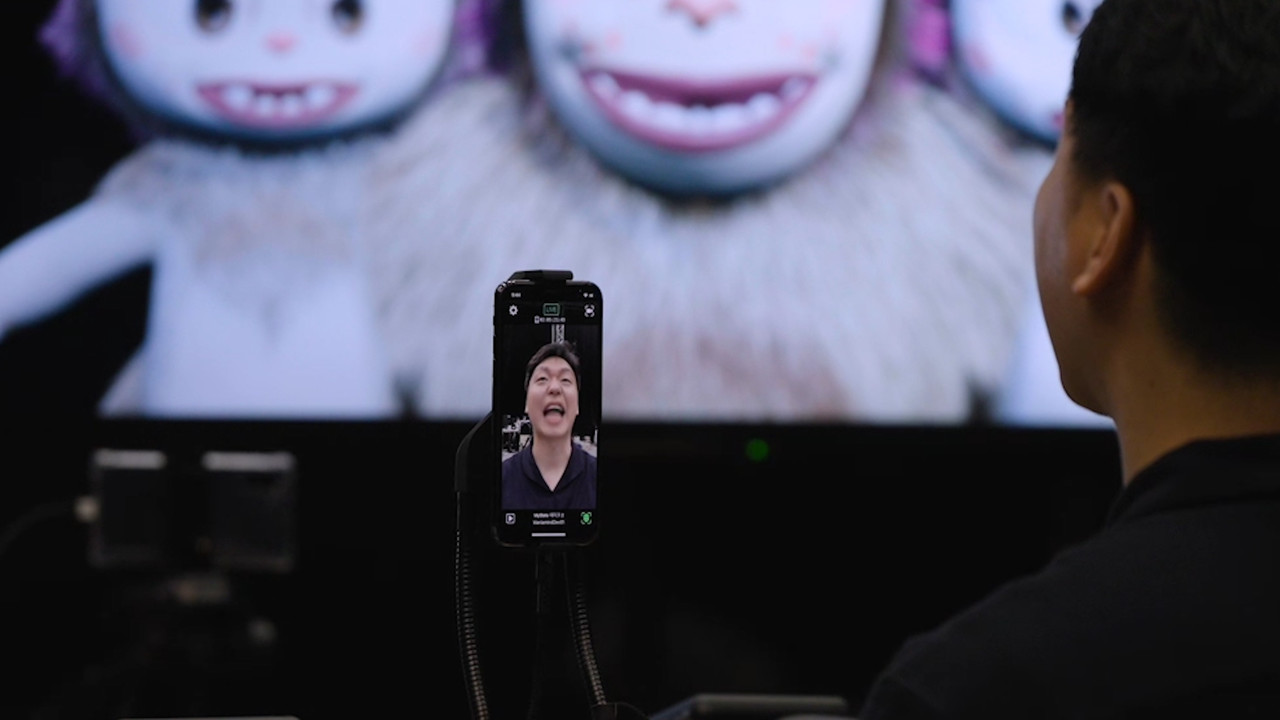 '비비런' 공연 제작 과정. 배우들의 표정을 캐릭터에 그대로 입히기 위해 스마트폰을 이용해 표정을 캡처하는 페이셜 캡처를 진행하고 있다. (사진=ACC 제공). 