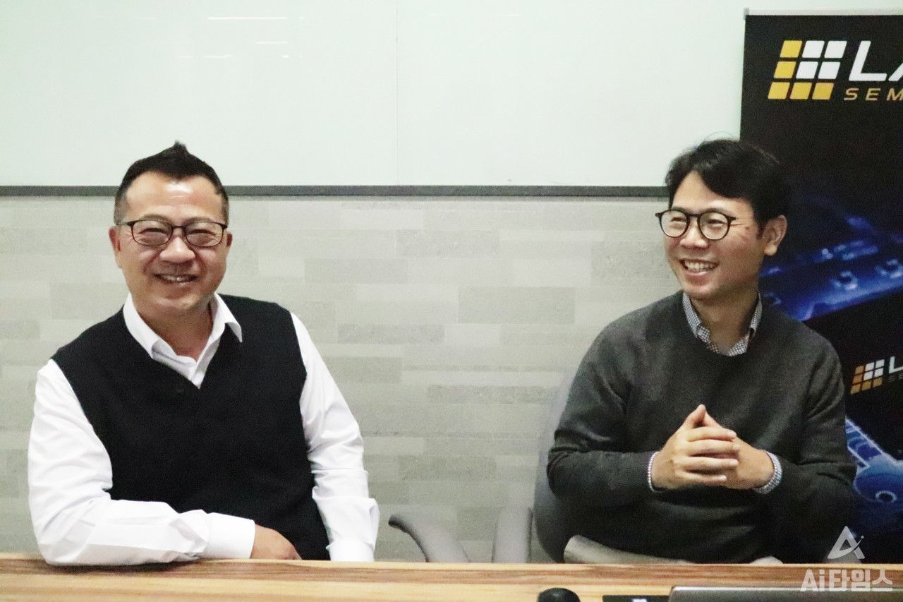 윤장섭 래티스반도체 한국지사장(왼쪽)과 이기훈 부장(오른쪽). (사진=김동원 기자) 