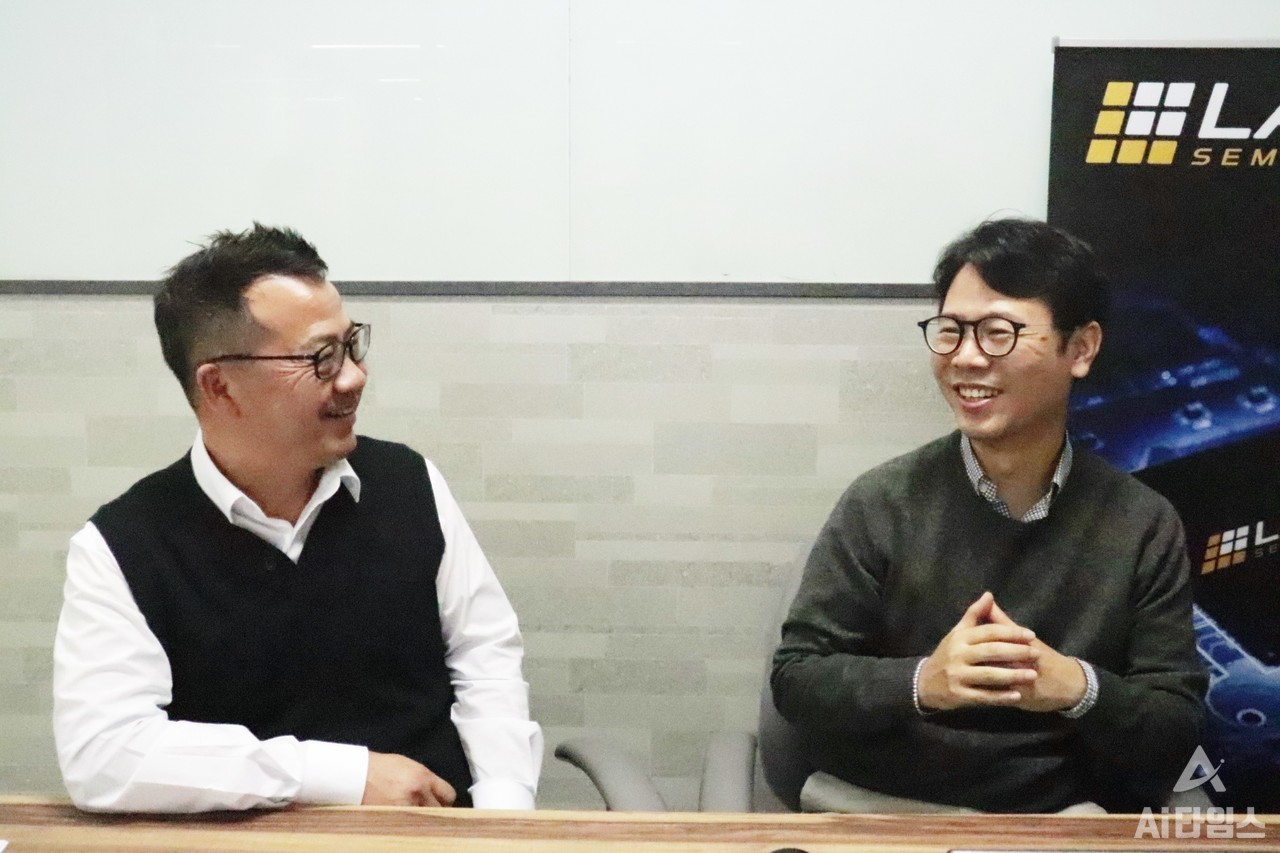 윤장섭 지사장과 이기훈 부장이 래티스반도체 사업 방향에 대해 이야기를 나누고 있다. (사진=김동원 기자)