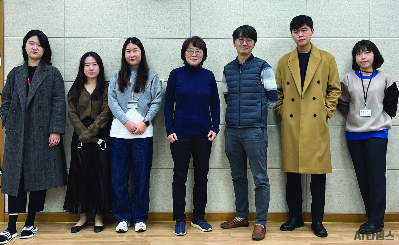 광주과학기술원(GIST‧지스트)의 이지현 교수(왼쪽에서 네 번째)와 홍진혁 교수(왼쪽에서 다섯 번째) 연구진. (사진=지스트 제공).