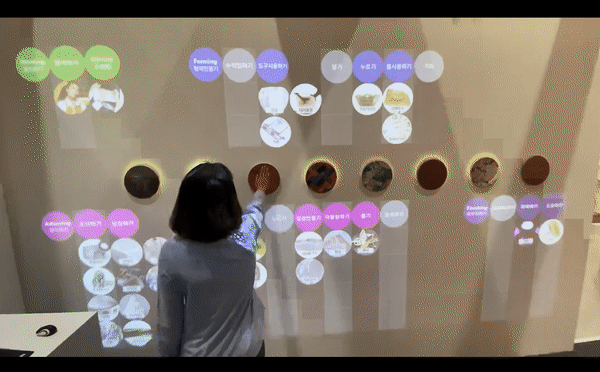공예 정보 인터렉티브 탐색기(Craft Information Explorer)를 시연하고 있는 모습. (영상=지스트 제공).