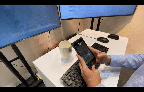 연구진은 최근 '2021 공예트렌드페어'에서 다양한 공예품을 거래할 수 있는 '블록체인 기술 기반 공예 원본인증 및 유통 시스템'을 선보였다. 스마트 공예 원본 인증 애플리케이션(앱)을 시연하는 모습. 구매자가 구입한 공예품이 진위 여부를 스마트 폰을 통해 바로 블록체인 네트워크와 연동해 확인할 수 있는 앱이다. (영상=지스트 제공).