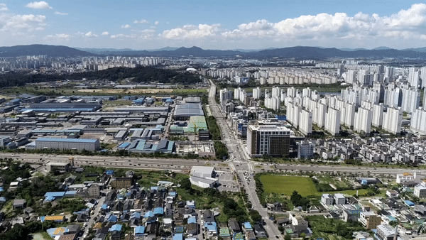 광주 각 기관들의 드론 영상 공유시스템이 구축될 예정이다. 이에 따라 드론이 광주 전역에서 재난·재해 감시·대응 역할을 할 것으로 보인다. (그래픽=광주광역시 인터넷방송 헬로광주 유튜브).
